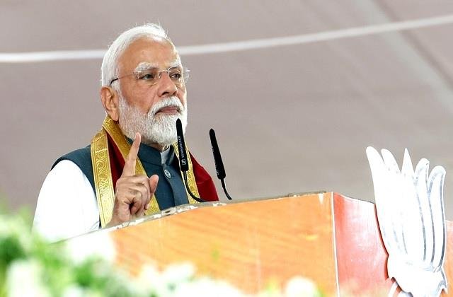 PM Modi : बंगाल में पीएम मोदी ने फूंका चुनावी बिगुल, TMC पर बरसे ,बोले- घुसपैठिए हक छीन रहे हैं, भाजपा सरकार बनते ही कार्रवाई करेंगे