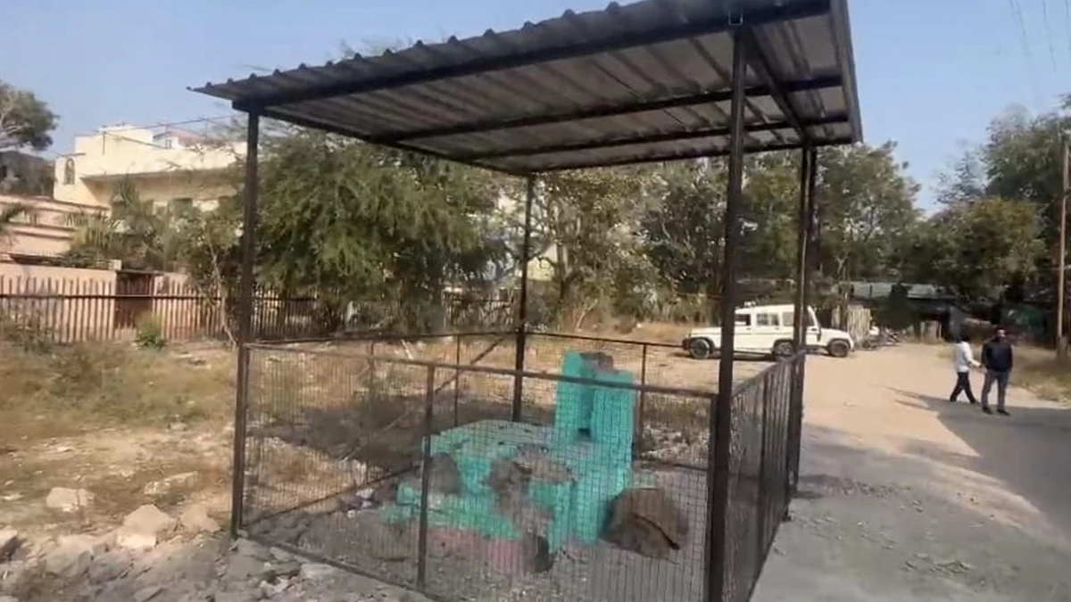 रेलवे भूमि पर बनी अवैध मजार हटाई गई, प्रशासन की संयुक्त कार्रवाई में चला बुलडोजर