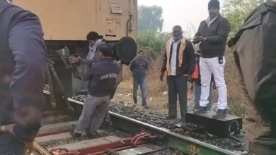 चलती ट्रेन से अलग हुए तीन डिब्बे, यात्रियों की सूझबूझ से टला बड़ा हादसा