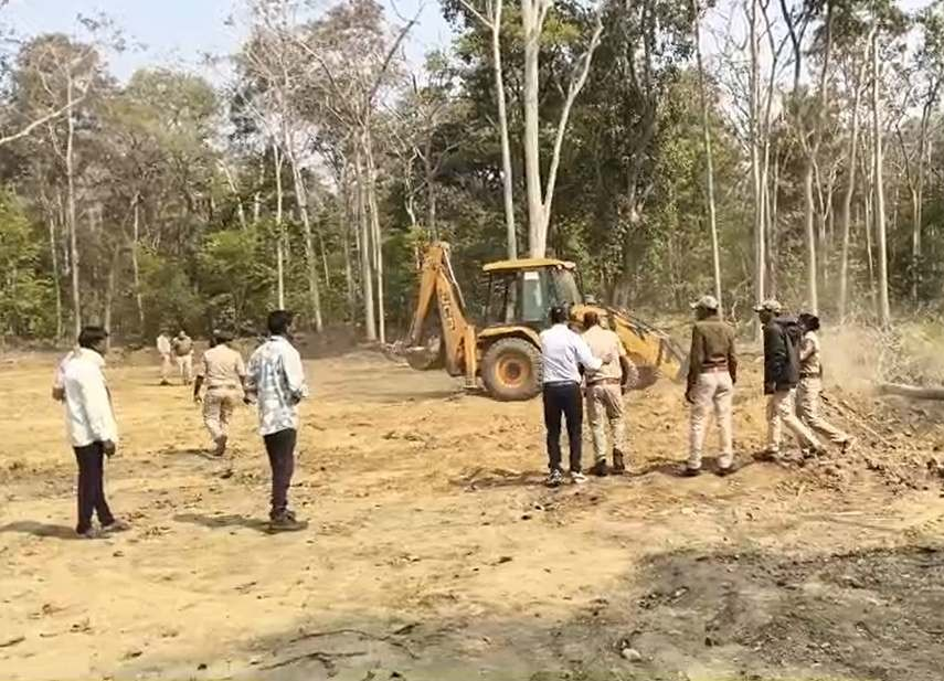 जंगल काटकर की गई खेती पर चला प्रशासन का बुलडोजर, 200 एकड़ से अधिक भूमि चिन्हित, चरणबद्ध कार्रवाई जारी