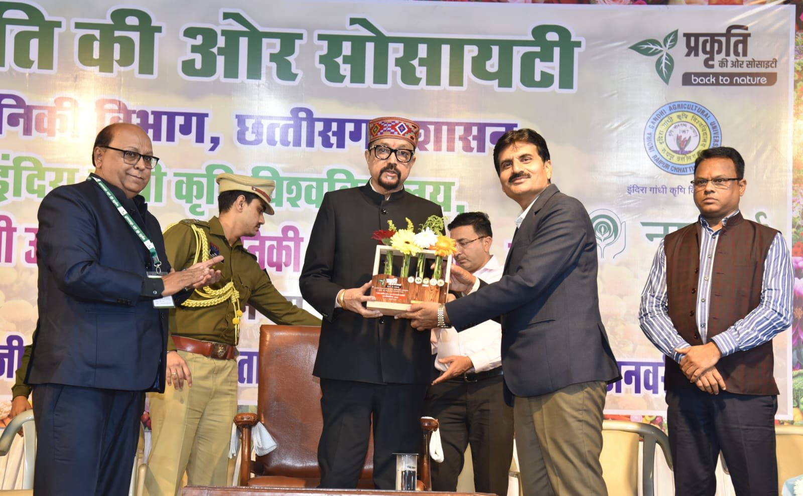 फूल और संगीत जीवन में शांति और आनंद देते हैं- राज्यपाल डेका