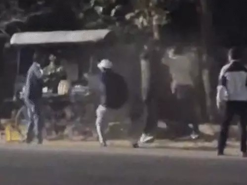 GGU छात्रों और बाहरी युवकों के बीच मारपीट:एक-दूसरे पर बरसाए पत्थर; सोशल मीडिया पर वीडियो वायरल