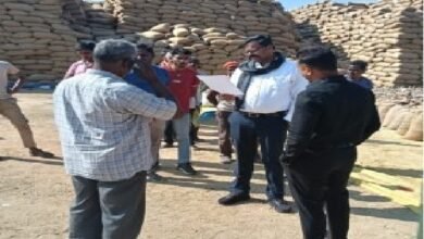 कलेक्टर-एसपी पहुंचे धान खरीदी केंद्र: टोकन, बारदाना और धान उठाव व्यवस्थाओं का लिया जायजा