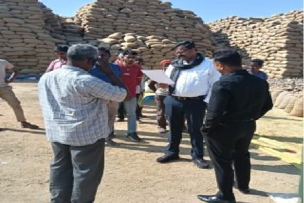 कलेक्टर-एसपी पहुंचे धान खरीदी केंद्र: टोकन, बारदाना और धान उठाव व्यवस्थाओं का लिया जायजा
