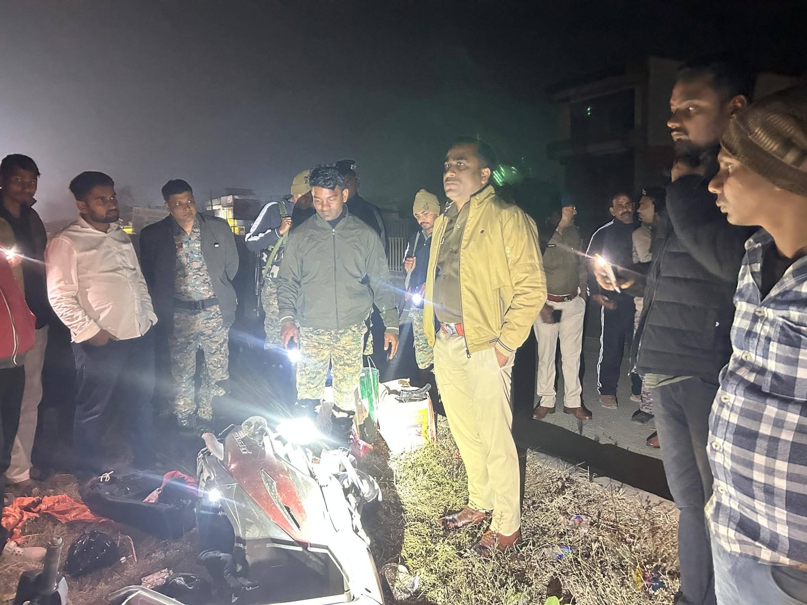 औरंगाबाद में ट्रक ने स्कूटी सवार महिला दारोगा को रौंदा, हुई दर्दनाक मौत, एक कांस्टेबल घायल औरंगाबाद में ट्रक ने स्कूटी सवार महिला दारोगा को रौंदा, हुई दर्दनाक मौत, एक कांस्टेबल घायल