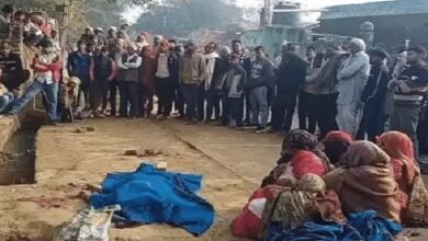 धौलपुर: कलयुगी बेटे ने बीच सड़क पर मां को ईंट-पत्थरों से पीट-पीटकर मार डाला, गांव में सनसनी