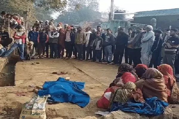 धौलपुर: कलयुगी बेटे ने बीच सड़क पर मां को ईंट-पत्थरों से पीट-पीटकर मार डाला, गांव में सनसनी