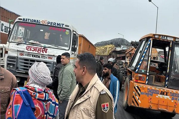 जयपुर: ब्रेक फेल होने से डंपर ने ट्रेलर को मारी जोरदार टक्कर, चालक घायल