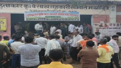 धमतरी: धान खरीदने की मांग को लेकर किसानों का प्रदर्शन, आक्रोशित किसानों ने भाठागांव सोसायटी गेट पर जड़ा ताला