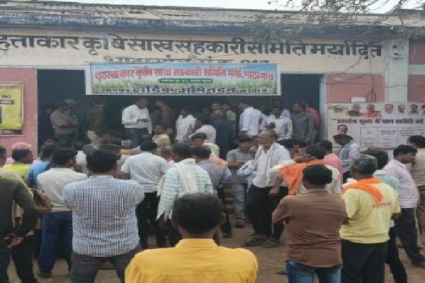 धमतरी: धान खरीदने की मांग को लेकर किसानों का प्रदर्शन, आक्रोशित किसानों ने भाठागांव सोसायटी गेट पर जड़ा ताला