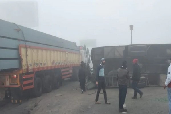 राजस्थान: तेज रफ्तार ट्रेलर ने बस को मारी टक्कर, नाइट शिफ्ट से लौट रहे प्लांट के 25 कर्मचारी घायल; मची चीख-पुकार