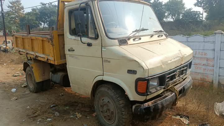 सीधी में रात 2 बजे पुलिस की दबिश, सोन नदी से अवैध रेत ढो रहा टाटा 407 जब्त