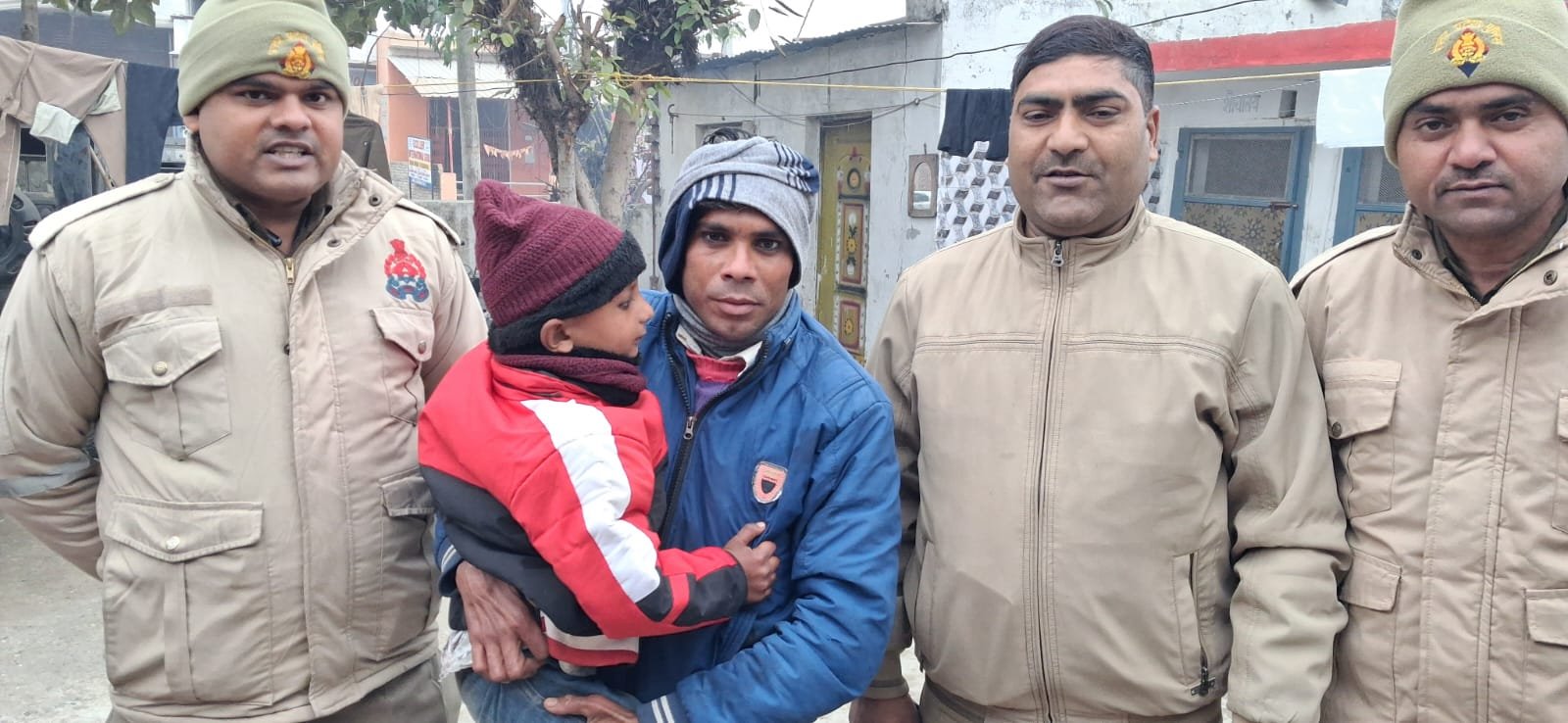 बरेली: दुनका में सड़क पर भटकते मिले पांच साल के बच्चे… पुलिस ने परिजनों से मिलाया