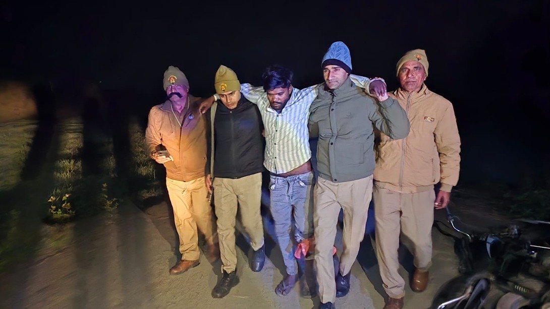 इटावा में देर रात गोलियां चलीं! पुलिस मुठभेड़ में शातिर बदमाश घायल, तमंचा बरामद इटावा में देर रात गोलियां चलीं! पुलिस मुठभेड़ में शातिर बदमाश घायल, तमंचा बरामद