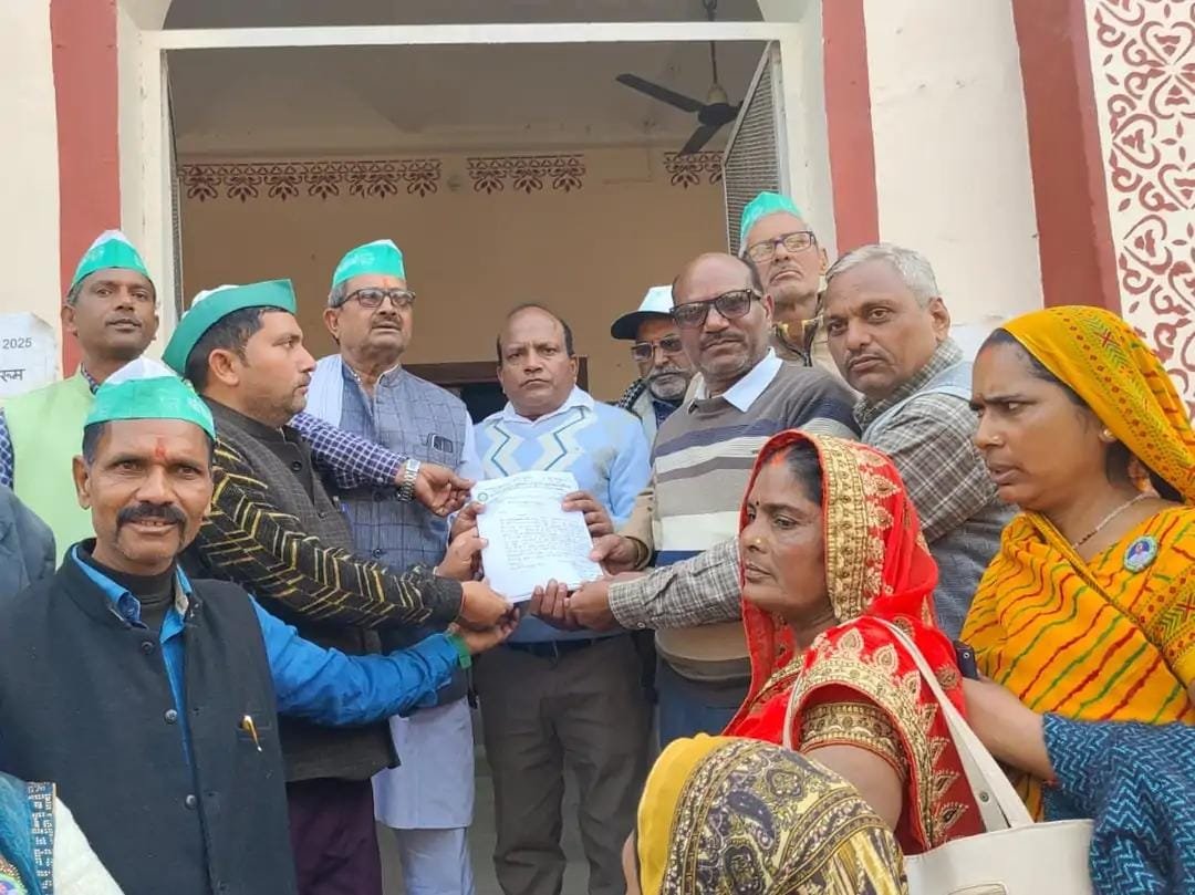 सुल्तानपुर कलेक्ट्रेट पर किसानों का हल्ला बोल, 15 सूत्रीय मांगों को लेकर प्रशासन को चेतावनी सुल्तानपुर कलेक्ट्रेट पर किसानों का हल्ला बोल, 15 सूत्रीय मांगों को लेकर प्रशासन को चेतावनी