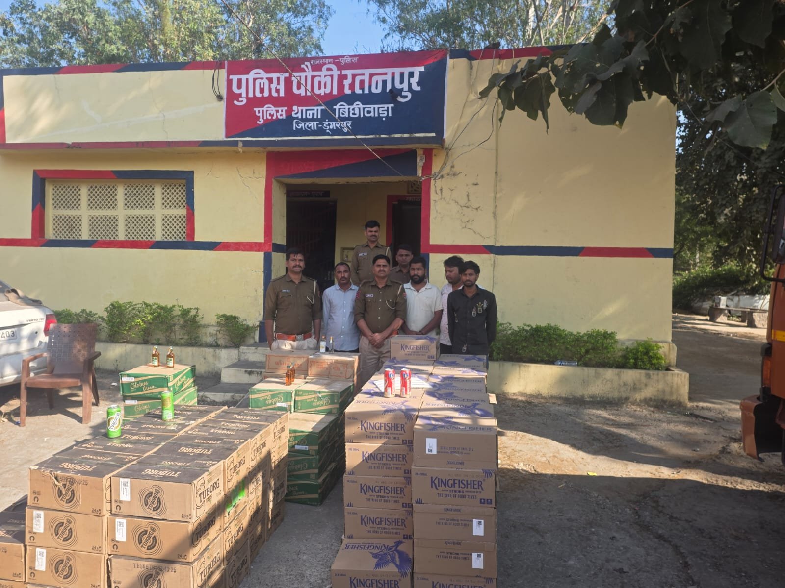 राजस्थान-गुजरात बॉर्डर पर 12 लाख की अवैध शराब जब्त, ट्रक के गुप्त केबिन में छिपाई थी खेप; ऊपर रखी थी लकड़ियां