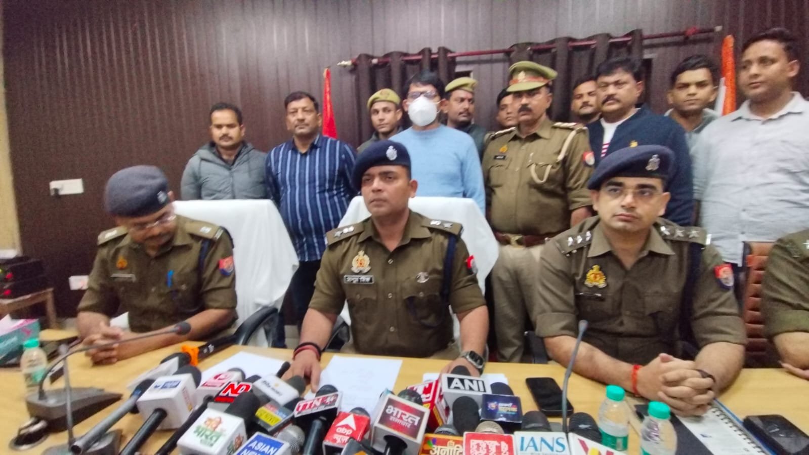 फतेहपुर: जमीन के लालच में बुजुर्ग एडवोकेट का कत्ल, पुलिस ने खोला खूनी राज फतेहपुर: जमीन के लालच में बुजुर्ग एडवोकेट का कत्ल, पुलिस ने खोला खूनी राज
