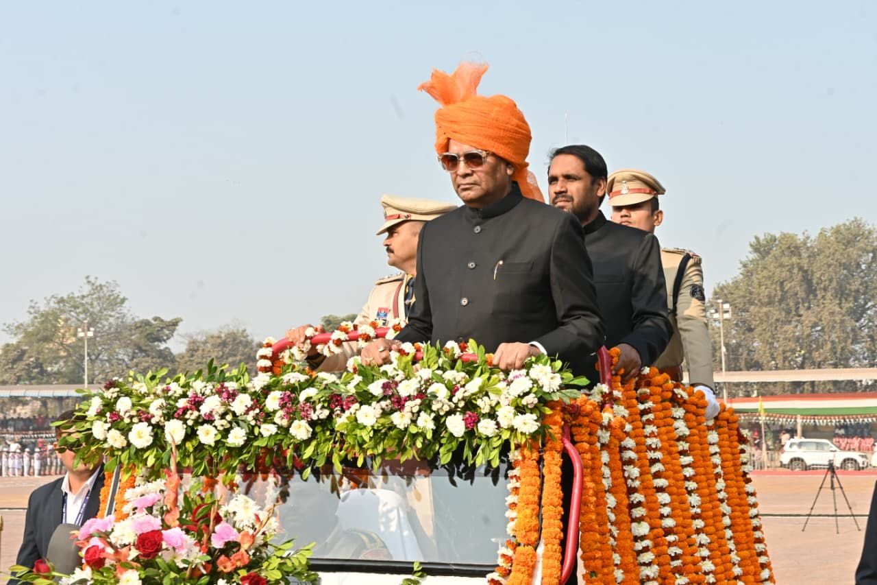 गणतंत्र दिवस समारोह: अजय चंद्राकर ने फहराया तिरंगा, आत्मसमर्पित नक्सलियों ने भी देखा कार्यक्रम