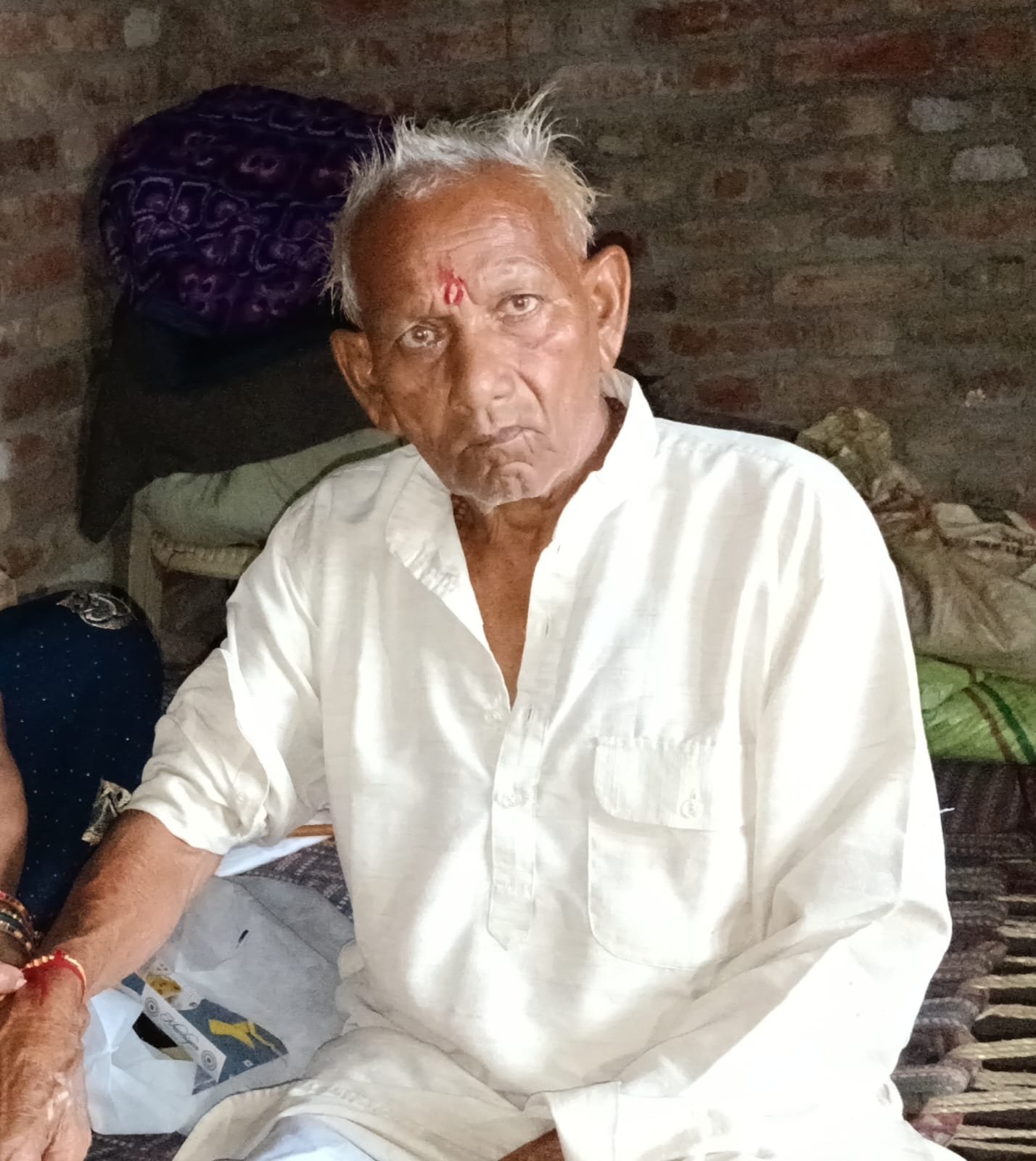 खेत की कोठरी से उठा धुआं, अंदर मिला बुज़ुर्ग का जला शव… इटावा में सनसनी