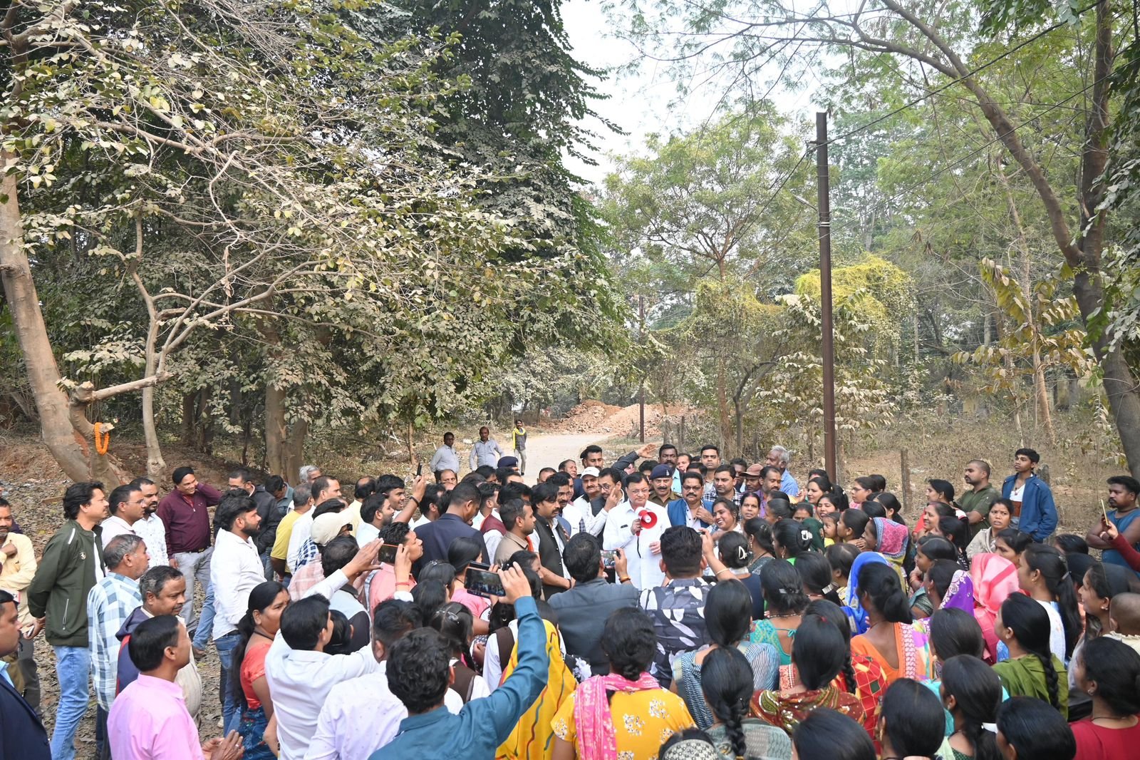 कोरबा में मंत्री का ऑन-द-स्पॉट एक्शन, बंद सड़क खुलते ही लोगों ने ली राहत की सांस कोरबा में मंत्री का ऑन-द-स्पॉट एक्शन, बंद सड़क खुलते ही लोगों ने ली राहत की सांस