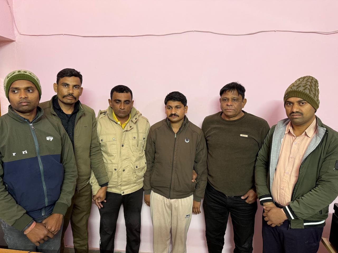 लोकेंटो गेम के नाम पर फंसाने की धमकी देकर मांग रहे थे 2 लाख: घूस लेते हेड कॉन्स्टेबल और कॉन्स्टेबल गिरफ्तार