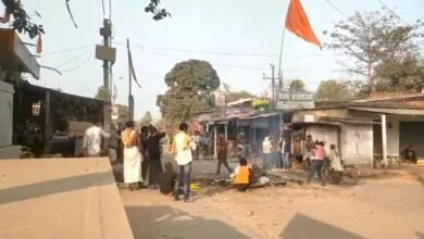 इंसानियत शर्मसार! श्मशान का रास्ता बंद, वैशाली में सड़क चौराहे पर बुजुर्ग महिला का दाह संस्कार