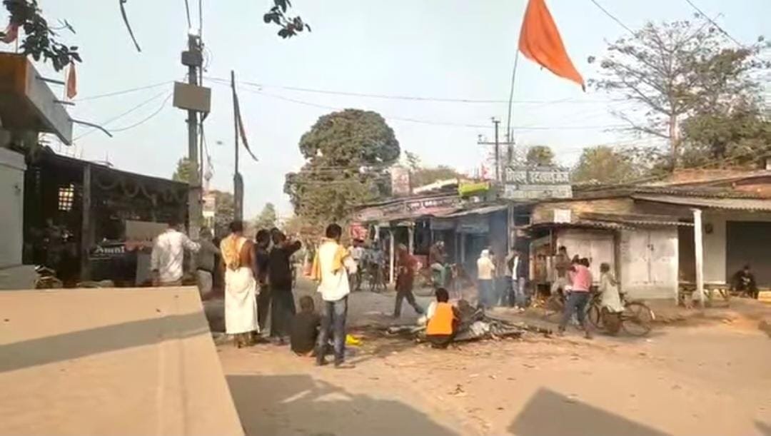 इंसानियत शर्मसार! श्मशान का रास्ता बंद, वैशाली में सड़क चौराहे पर बुजुर्ग महिला का दाह संस्कार
