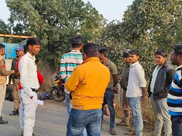 सीधी में दर्दनाक सड़क हादसा: अनियंत्रित बाइक डिवाइडर से टकराई, युवक की मौके पर मौत; साथी गंभीर