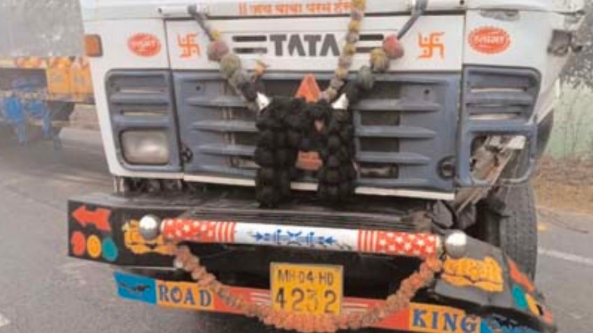 बरेली: अनियंत्रित ट्रक ने बाइक को मारी टक्कर, पिता सहित दो बच्चों की मौके पर ही मौत