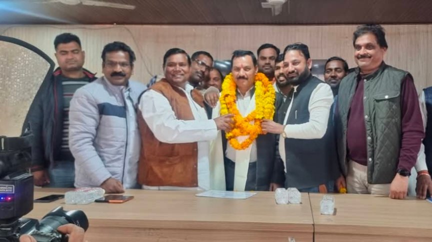 बरेली: निर्विरोध अध्यक्ष चुने गए होरीलाल गंगवार, भूमि विकास बैंक की कमान संभालते ही किसानों के हित का लिया संकल्प बरेली: निर्विरोध अध्यक्ष चुने गए होरीलाल गंगवार, भूमि विकास बैंक की कमान संभालते ही किसानों के हित का लिया संकल्प