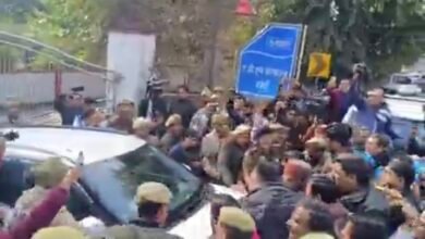 बरेली में भारी हंगामे और धक्का-मुक्की के बीच रवाना हुए निलंबित सिटी मजिस्ट्रेट, समर्थकों ने रोका रास्ता…