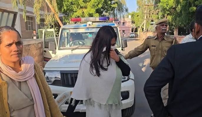 फ्लैट में बुलाकर रचा हनी ट्रैप, 40 लाख की डिमांड… राजस्थान में ब्लैकमेल करने वाली युवती गिरफ्तार, पढ़ें वकील को कैसे फंसाया