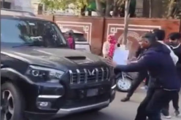राजस्थान: लव मैरिज कर सुरक्षा मांगने पहुंची युवती, SP ऑफिस के बाहर अपहरण; पुलिस पर भी गाड़ी चढ़ाने की कोशिश राजस्थान: लव मैरिज कर सुरक्षा मांगने पहुंची युवती, SP ऑफिस के बाहर अपहरण; पुलिस पर भी गाड़ी चढ़ाने की कोशिश