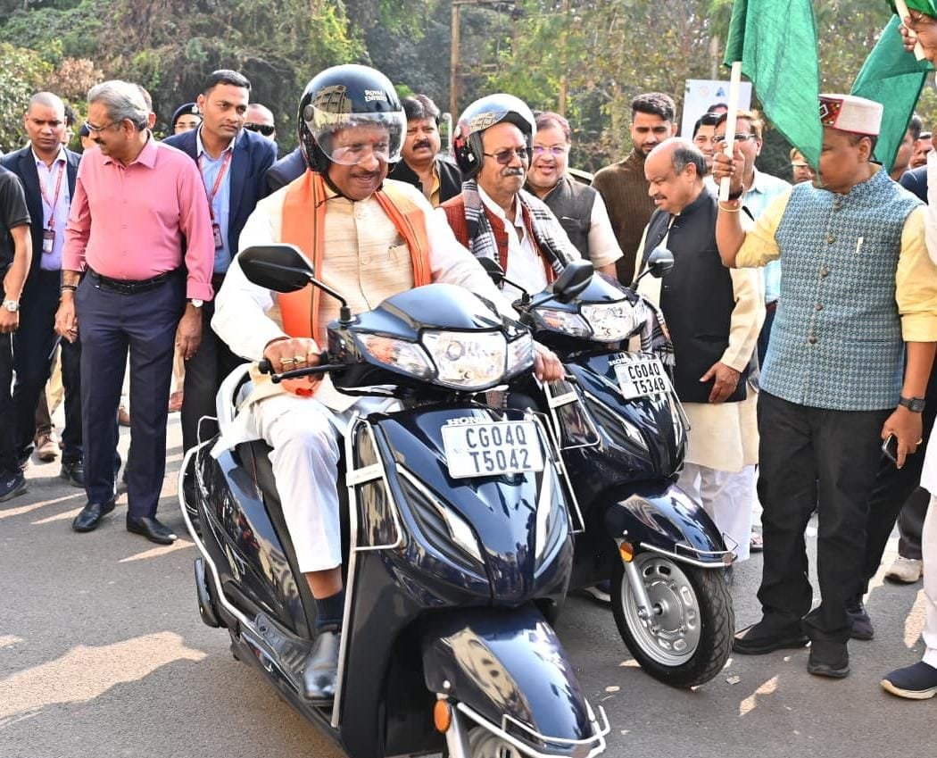 मुख्यमंत्री ने सड़क सुरक्षा का संदेश देते हुए स्वयं हेलमेट पहनकर चलाई स्कूटी,कहा – जन जागरूकता से आएगी सड़क दुर्घटनाओं में कमी