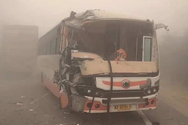 राजस्थान में घने कोहरे का कहर: एक के बाद एक आपस में भिड़े चार वाहन, 10 लोग घायल