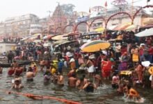 Makar Sankranti: हरिद्वार गंगा में कड़ाके की ठंड में श्रद्धालुओं ने लगाई आस्था की डुबकी, देवडोलियों ने किया स्नान