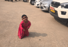 2 फीट की बेटी को लेकर मां पहुंचीं कलेक्टर के दरबार, इलाज के लिए मांगी राहत; 3 साल पहले लाठी से हुआ था हमला