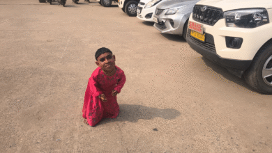 2 फीट की बेटी को लेकर मां पहुंचीं कलेक्टर के दरबार, इलाज के लिए मांगी राहत; 3 साल पहले लाठी से हुआ था हमला