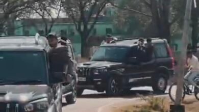 कोरबा: जान जोखिम में डालकर युवक-युवती कर रहे चलती कार में स्टंट, वीडियो सोशल मीडिया में हो रहा वायरल…