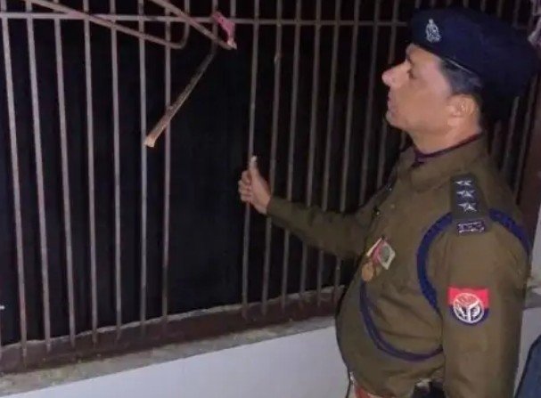 बाथरूम से भागने का मास्टरप्लान: सरिया तोड़ी, छत चढ़े और खेतों में कूदे किशोर