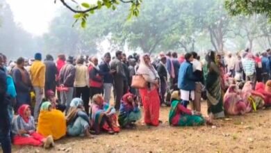 रीवा: उमरी खाद केंद्र पर भारी हंगामा, प्रशासन ने 1500 किसानों को बांटे टोकन