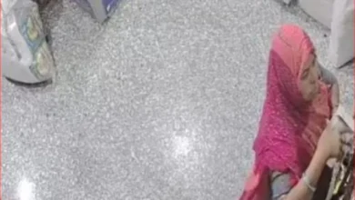 राजस्थान: दुकान से निकली तो लहंगे के अंदर से गिरा देसी घी का डिब्बा, तलाशी लेने पर अंदर दिखीं कई खुफिया पॉकेट… राजस्थान: दुकान से निकली तो लहंगे के अंदर से गिरा देसी घी का डिब्बा, तलाशी लेने पर अंदर दिखीं कई खुफिया पॉकेट…