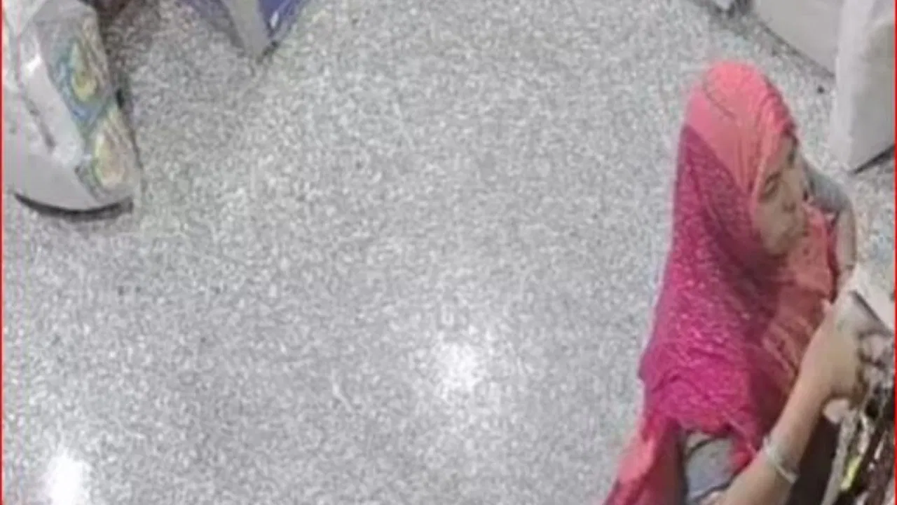 राजस्थान: दुकान से निकली तो लहंगे के अंदर से गिरा देसी घी का डिब्बा, तलाशी लेने पर अंदर दिखीं कई खुफिया पॉकेट… राजस्थान: दुकान से निकली तो लहंगे के अंदर से गिरा देसी घी का डिब्बा, तलाशी लेने पर अंदर दिखीं कई खुफिया पॉकेट…