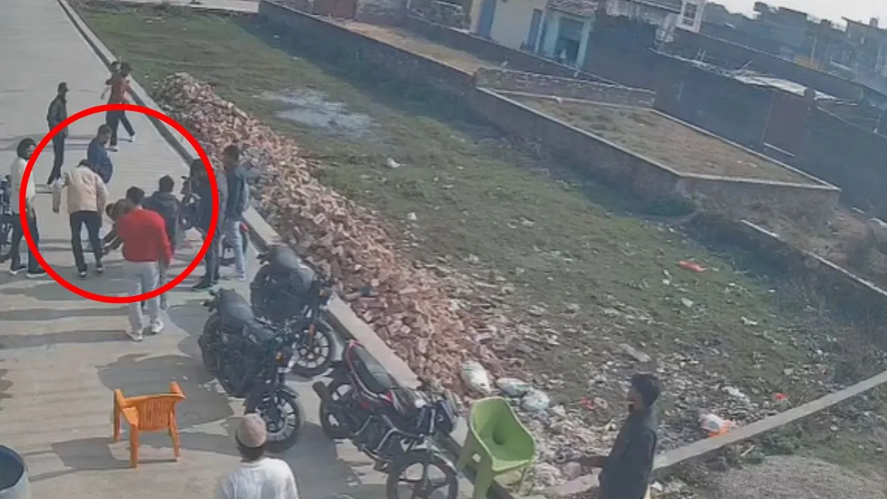 बिजनौर में दबंगों ने युवक को कुर्सी पर बिठाकर पीटा, पैर में गोली मारी