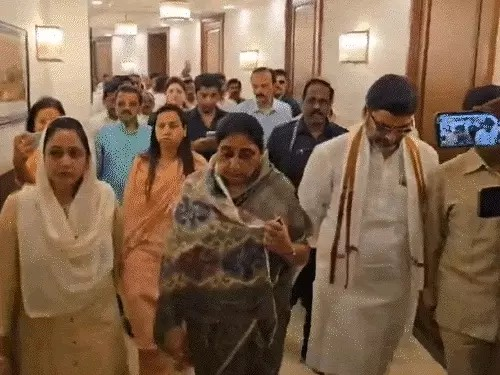 अजित पवार की पत्नी महाराष्ट्र की डिप्टी CM होंगी:NCP विधायक दल की नेता चुनी गईं अजित पवार की पत्नी महाराष्ट्र की डिप्टी CM होंगी:NCP विधायक दल की नेता चुनी गईं
