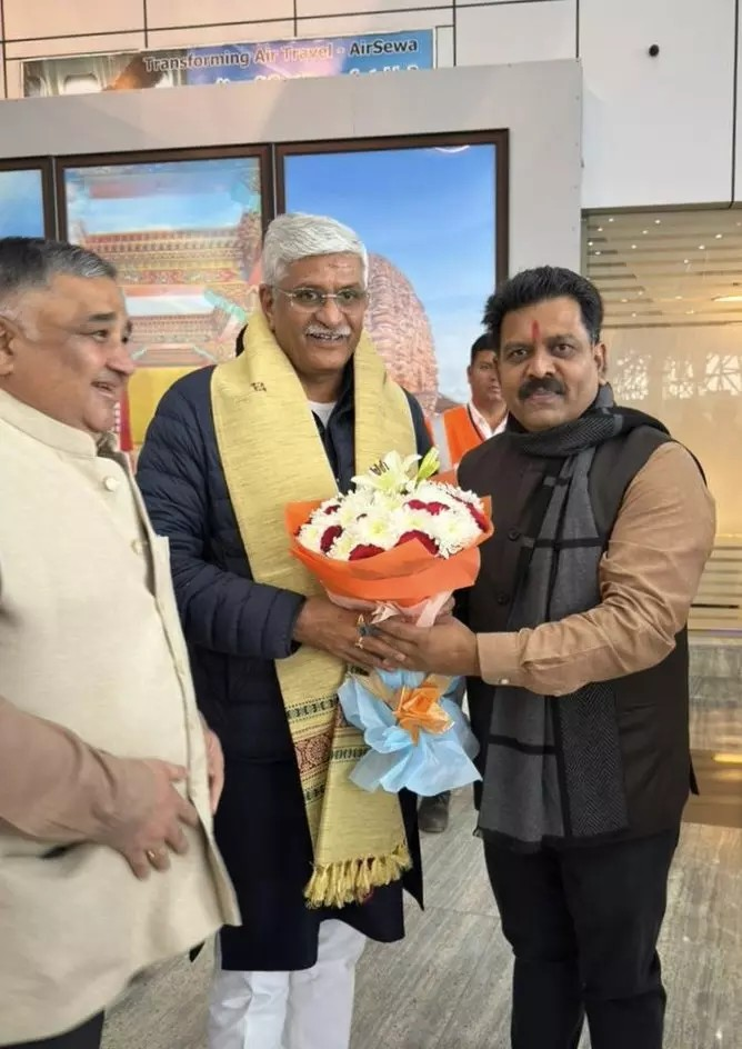 केंद्रीय मंत्री गजेन्द्र सिंह शेखावत का रायपुर एयरपोर्ट में भव्य स्वागत