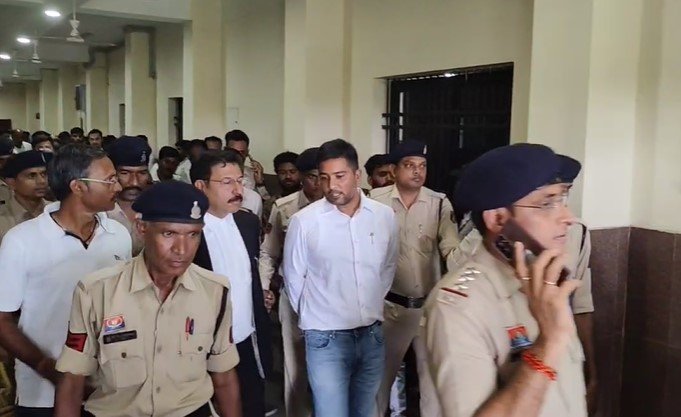 चैतन्य बघेल 168 दिन बाद जेल से रिहा, कंधे पर बैठाकर झूमे कांग्रेसी