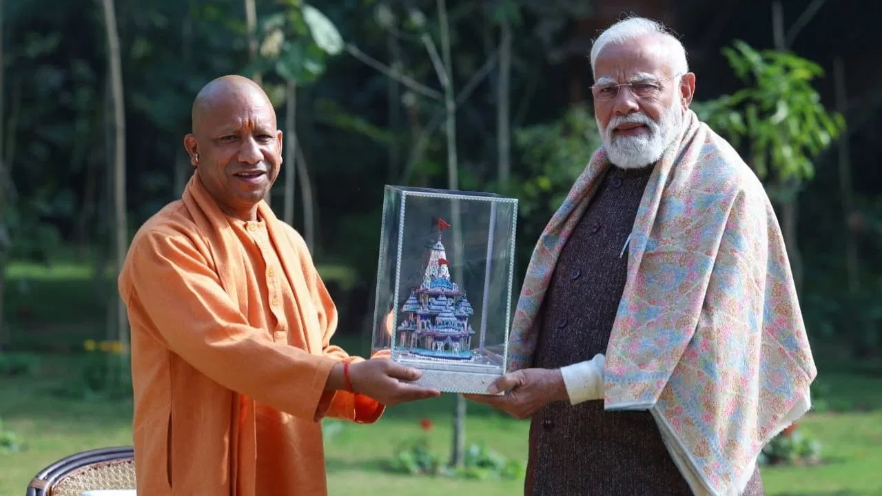 108 दिन की भक्ति, गुलाबी मीनाकारी की शक्ति… CM योगी ने PM मोदी को दिया सोने-चांदी और हीरों से जड़ा ‘राम मंदिर’