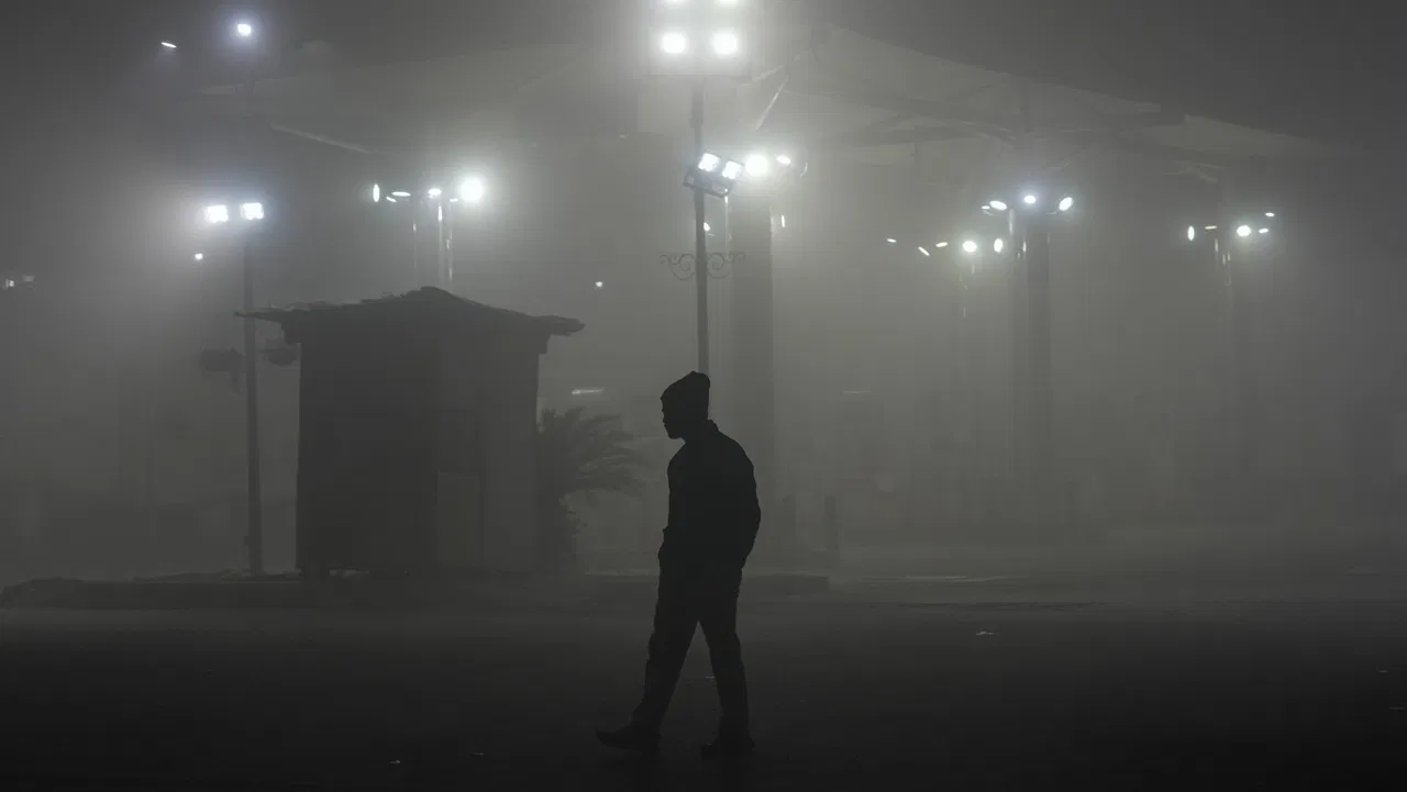 कड़ाके की ठंड और घने कोहरे का कहर, दिल्ली में बारिश के साथ नए साल की शुरुआत