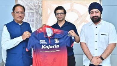 छत्तीसगढ़ में आईपीएल की तैयारी: मुख्यमंत्री साय को आरसीबी का जर्सी भेंट